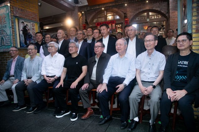 Beyond the usual names seen with Jensen Huang in Taiwan, Compal Chairman Ray Chen (standing directly behind Huang) appears for the first time.