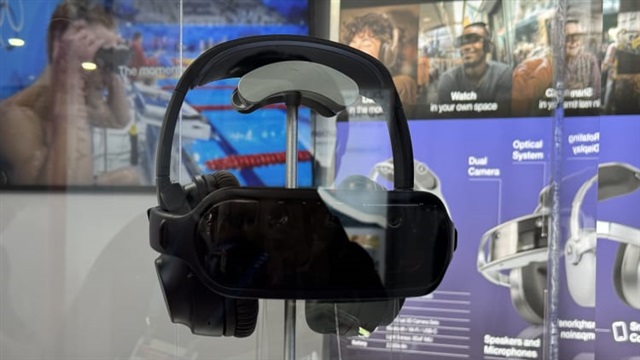 South Korean startup Geeks Loft introduced its hands-free headset Perisphere. Credit: Annabelle Shu