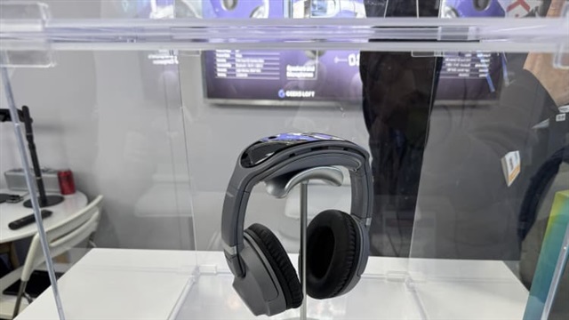 Perisphere features a vertically adjustable high-resolution display that supports both 2D and 3D video playback. Credit: Annabelle Shu