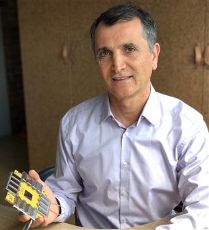 Hamid holding a CPO. Credit: Ranovus