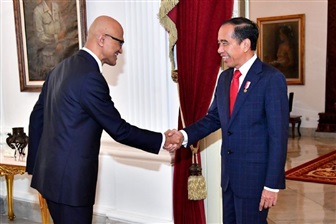 Photo: Satya Nadella and president of Indonesia Joko Widodo (Jokowi). Credit: Microsoft