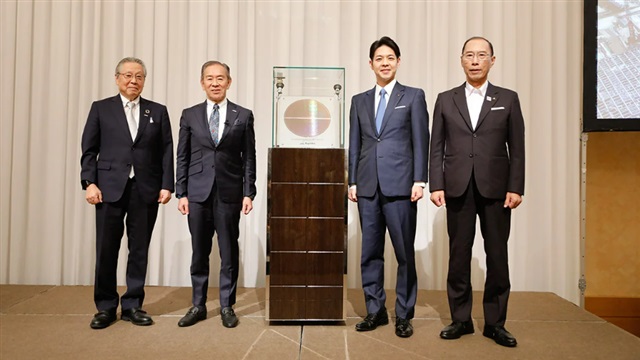 (From left) Rapidus chairman Tetsuro Higashi, CEO Atsuyoshi Koike, Hokkaido Governor Naomichi Suzuki, and Mayor Ryuichi Yokota of Chitose.